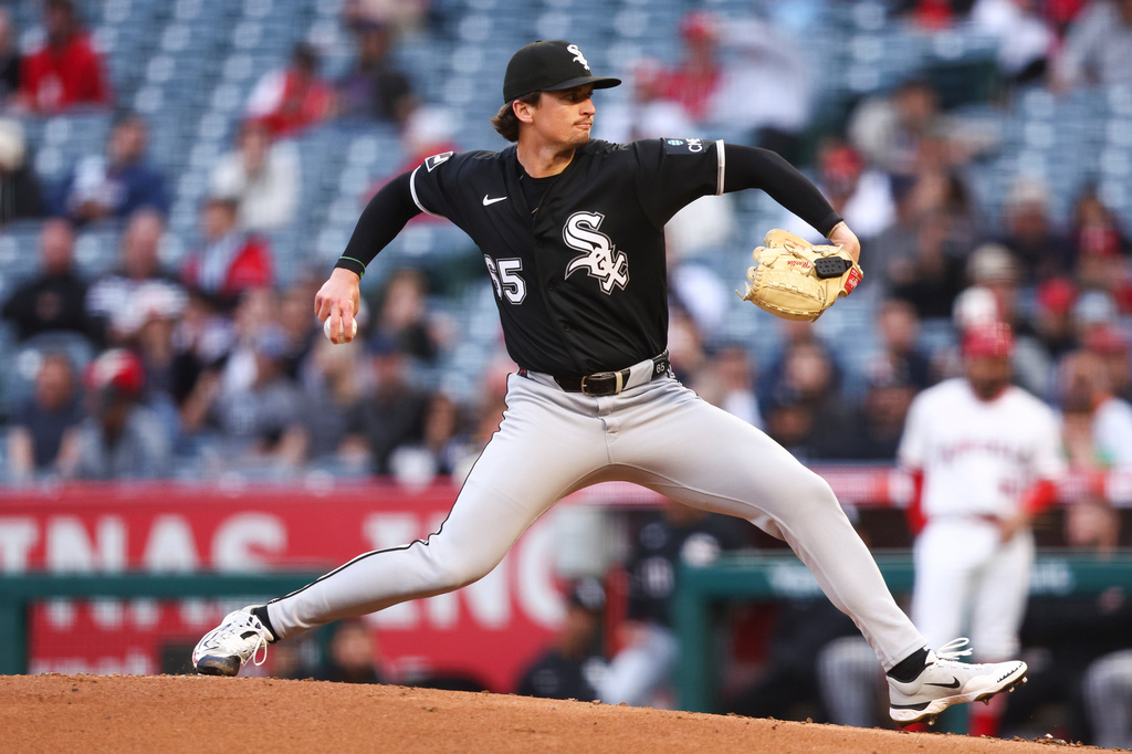 Chicago White Sox pitcher Davis Martin throws to a Los Angeles Angels batter during the first inning of a baseball game, Monday, May 4, 2026, in Anaheim, Calif. (AP Photo/Jessie Alcheh)