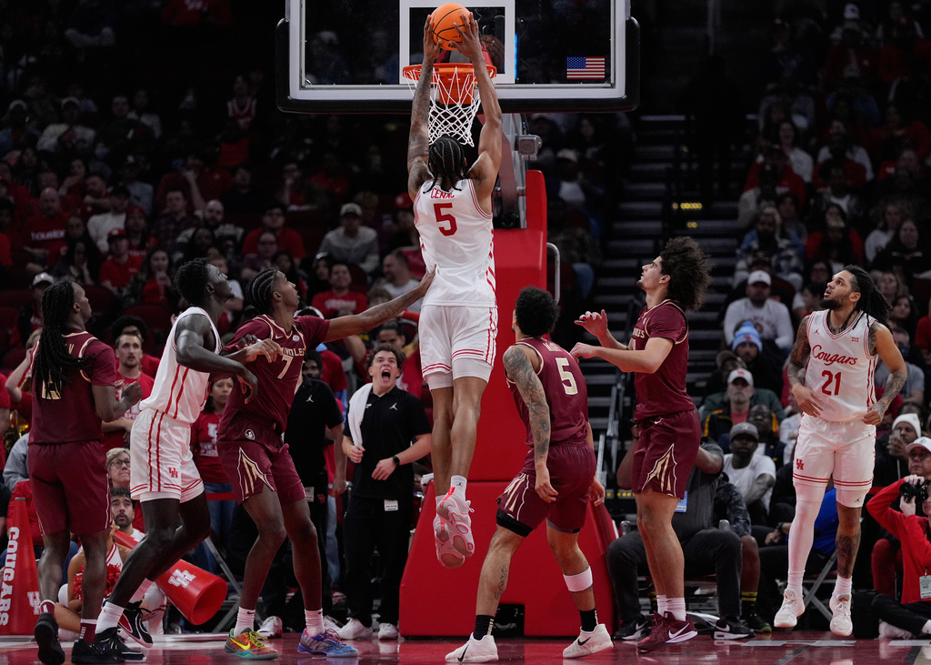 Houston center Chris Cenac Jr. (5) dunks during the second half of an NCAA college basketball game against Florida State in Houston, Saturday, Dec. 6, 2025. (AP Photo/Ashley Landis)