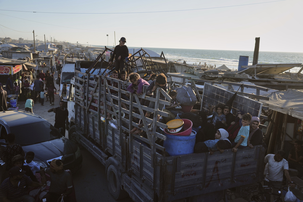 Displaced Palestinians fleeing Gaza City arrive in Muwasi, an area that Israel has designated as a safe zone, in Khan Younis southern Gaza Strip, Wednesday, Sept. 10, 2025. (AP Photo/Jehad Alshrafi)