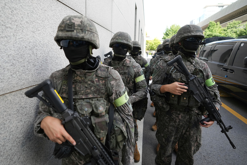 South Korean military soldiers arrive for an anti-terror drill as a part of the annual Ulchi exercise at the government building in Seoul, South Korea, Tuesday, Aug. 19, 2025. (AP Photo/Lee Jin-man)
