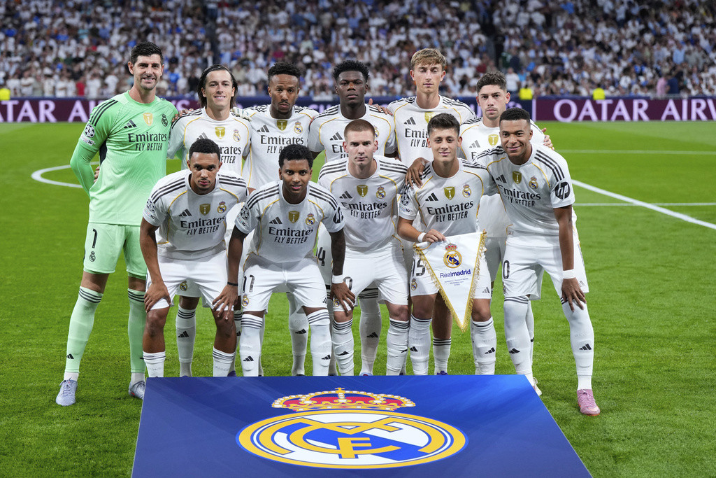 Real Madrid's players pose for photographers prior to a Champions League opening phase soccer match between Real Madrid and Marseille at Santiago Bernabeu stadium, in Madrid, Tuesday, Sept. 16, 2025. (AP Photo/Manu Fernandez)