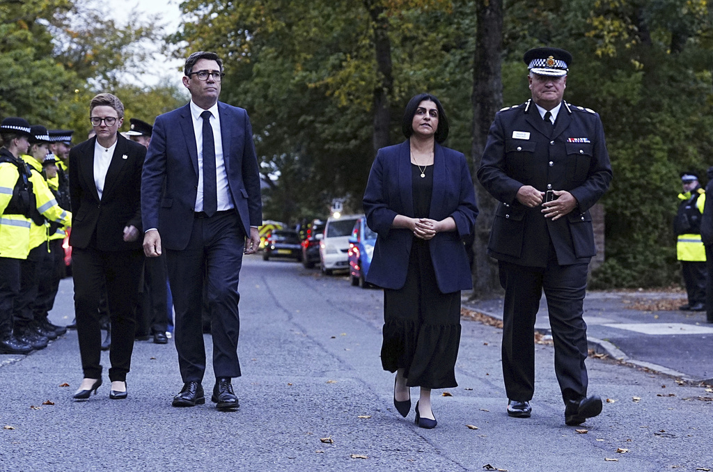 Britain's Home Secretary Shabana Mahmood, second right, Mayor of Greater Manchester Andy Burnham, secone left, and Chief Constable Sir Stephen Watson visit the scene following the incident at Heaton Park Hebrew Congregation synagogue in Crumpsall, Manchester, Thursday, Oct. 2, 2025. (Peter Byrne/PA via AP)