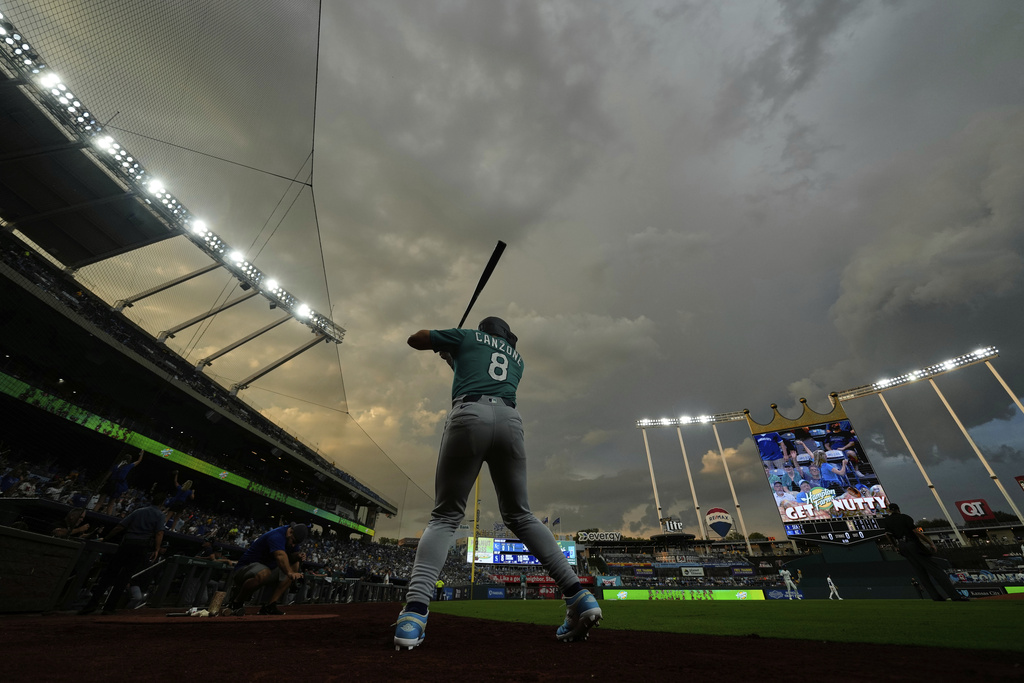 Seattle Mariners' Dominic Canzone warms up on deck before the second inning of a baseball game against the Kansas City Royals, Tuesday, Sept. 16, 2025, in Kansas City, Mo. (AP Photo/Charlie Riedel)