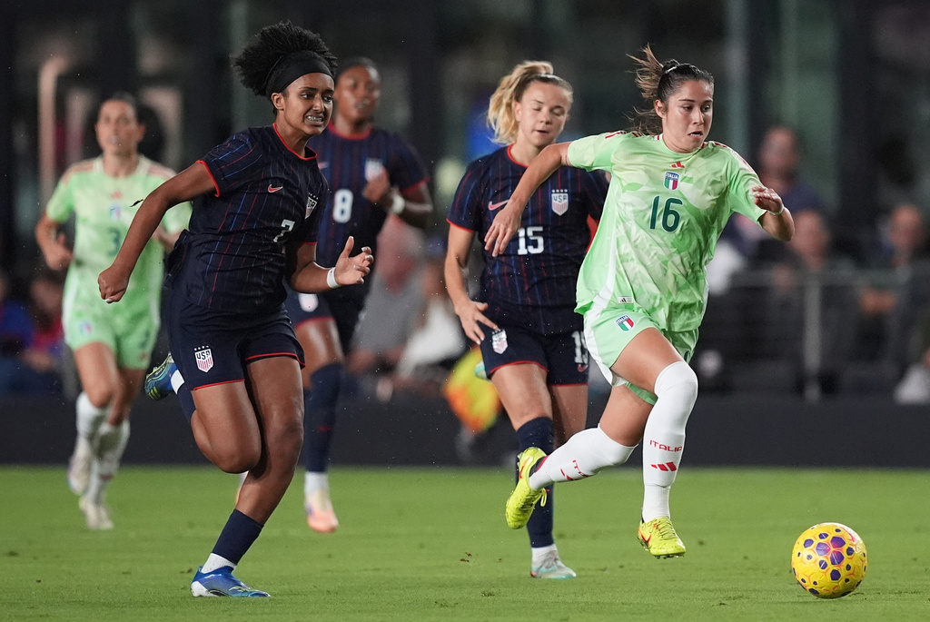 Italy midfielder Giulia Dragoni (16) drives forward as United States midfielder Lily Yohannes (7) pursues during the first half of an international friendly soccer match, Monday, Dec. 1, 2025, in Fort Lauderdale, Fla. (AP Photo/Rebecca Blackwell)