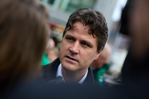 Henri Bontenbal, party leader of the Christian Democratic Appeal, CDA, campaigns in Rotterdam, Netherlands, Saturday, Oct. 18, 2025, ahead of the Oct. 29 elections. (AP Photo/Peter Dejong) Henri Bontenbal, party leader of the Christian Democratic Appeal, CDA, campaigns in Rotterdam, Netherlands, Saturday, Oct. 18, 2025, ahead of the Oct. 29 elections. (AP Photo/Peter Dejong)