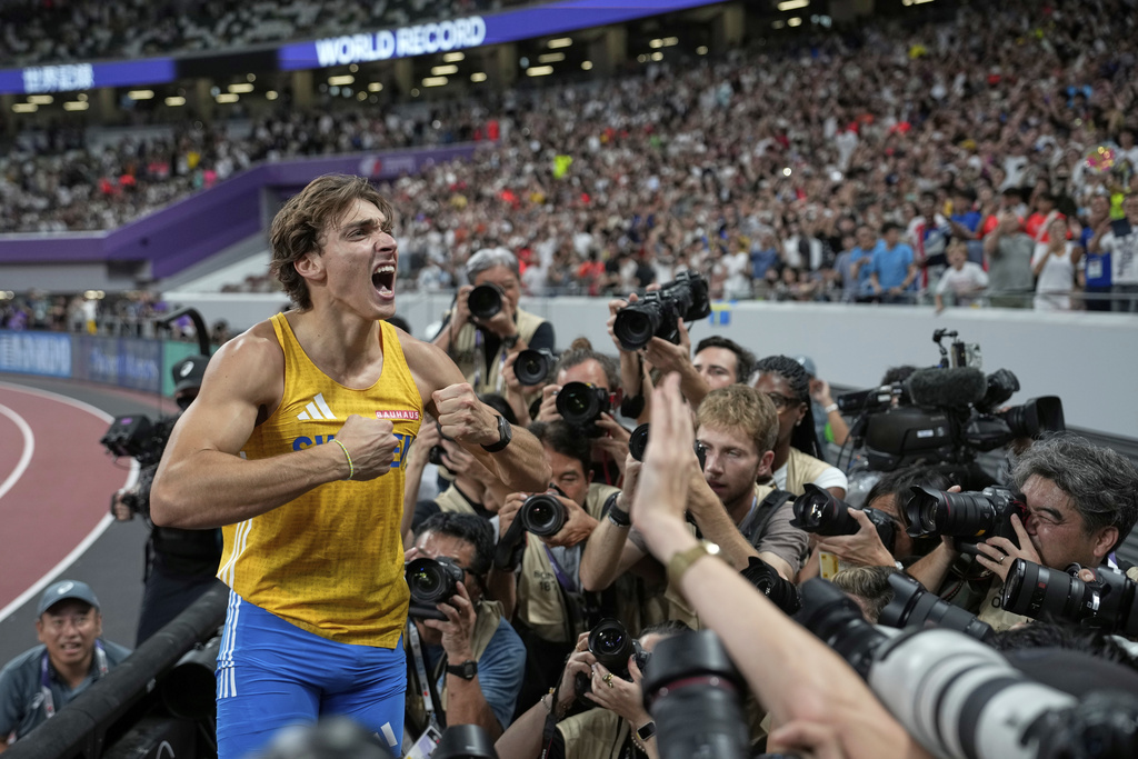 Sweden's Armand Duplantis celebrates after making a clearance to break the world record after winning gold in the men's pole vault final at the World Athletics Championships in Tokyo, Monday, Sept. 15, 2025. (AP Photo/Louise Delmotte)