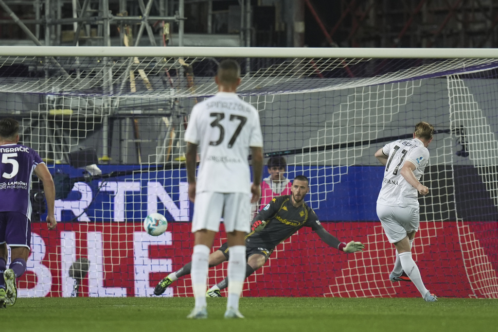 Napoli's Kevin De Bruyne scores during the Serie A soccer match between Fiorentina and Napoli at the Artemio Franchi Stadium in Florence, Italy, Saturday, Sept. 13, 2025. (Massimo Paolone/LaPresse via AP)