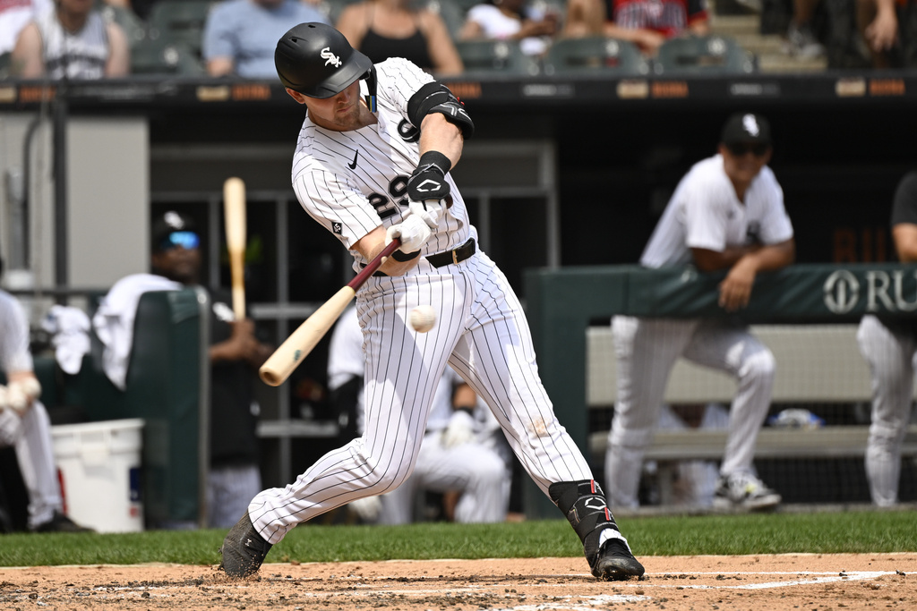 Chicago White Sox's Curtis Mead hits an RBI single during the third inning of a baseball game against the Cleveland Guardians, Sunday, Aug. 10, 2025, in Chicago. (AP Photo/Matt Marton)
