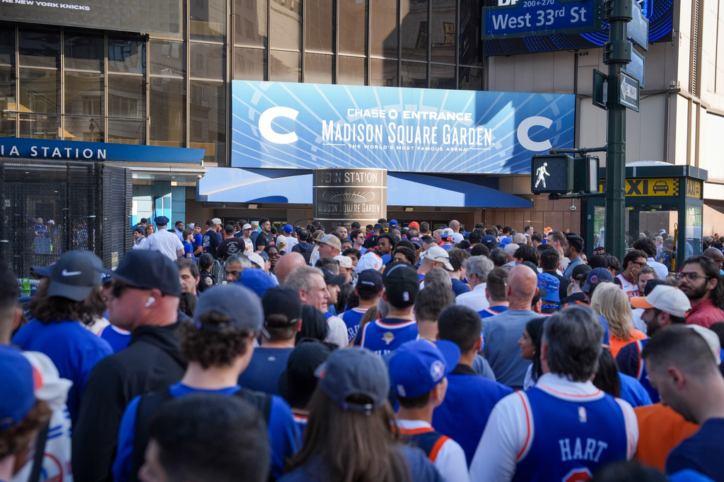 New York Knicks fans wait in line to enter Madison Square Garden ahead of Game 3 of the NBA Finals, Monday, June 8, 2026, in New York. (AP Photo/Ryan Murphy)