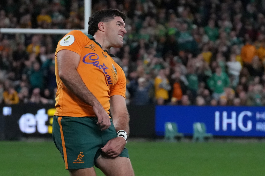 Australia's Ben Donaldson reacts as he fails to score from a penalty kick during the Nations Championship rugby international between Australia and Ireland in Sydney, Saturday July, 4, 2026. (AP Photo/Mark Baker)