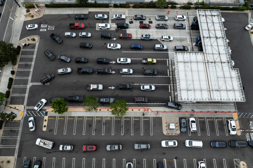 Motorists wait in line to fill their tanks at a Costco gas station, in Los Angeles, Tuesday, March 31, 2026. (AP Photo/Jae C. Hong)