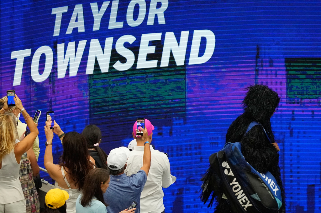 Taylor Townsend, of the United States, right, arrives for her match against Aryna Sabalenka, of Belarus, during the fourth round of the U.S. Open tennis championships Sunday, Sept. 6, 2026, in New York. (AP Photo/Yuki Iwamura)