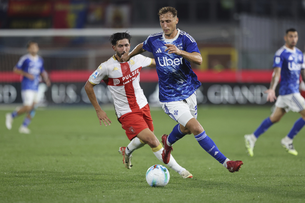 Como's Mergim Vojvoda, front, plays the ball during the Serie A soccer match between Como 1907 and CFC Genoa 1893 in Como, Italy, Monday, Sept. 15, 2025. (Antonio Saia/LaPresse via AP)
