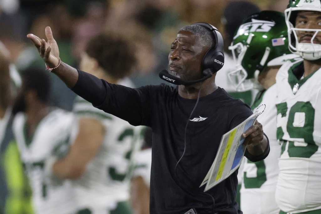 New York Jets head coach Aaron Glenn reacts to a call during the second half of a preseason NFL football game against the Green Bay Packers Saturday, Aug. 9, 2025, in Green Bay, Wis. (AP Photo/Matt Ludtke)