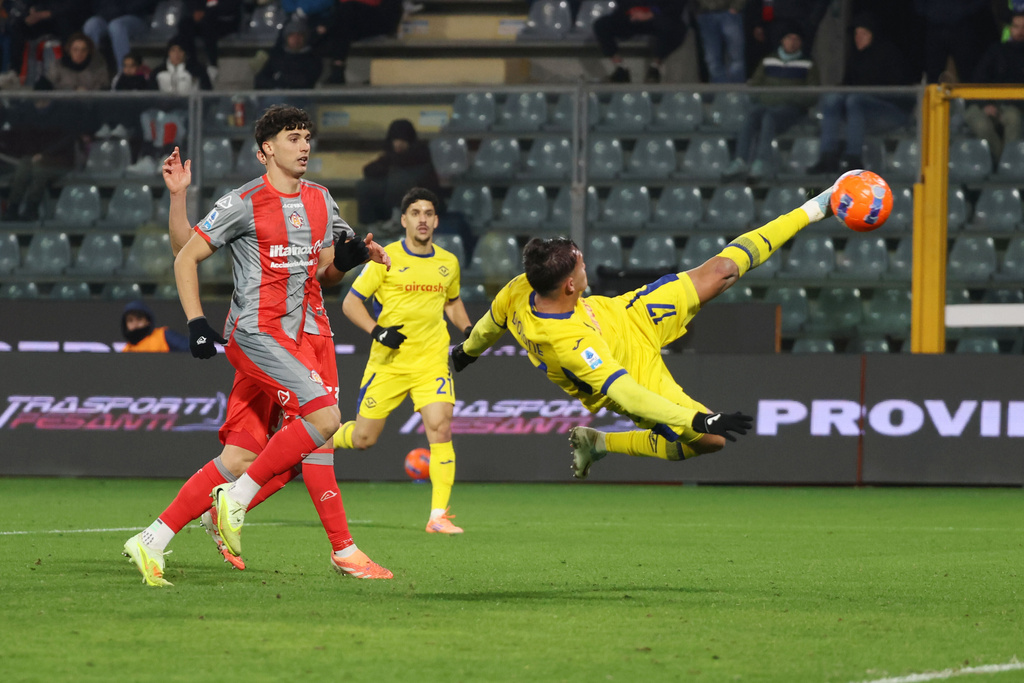 Verona's Santana Giovane shoots the ball during the Serie A soccer match between Cremonese and Hellas Verona, in Cremona, Italy, Monday, Jan. 19, 2026. (Alberto Mariani/LaPresse via AP)