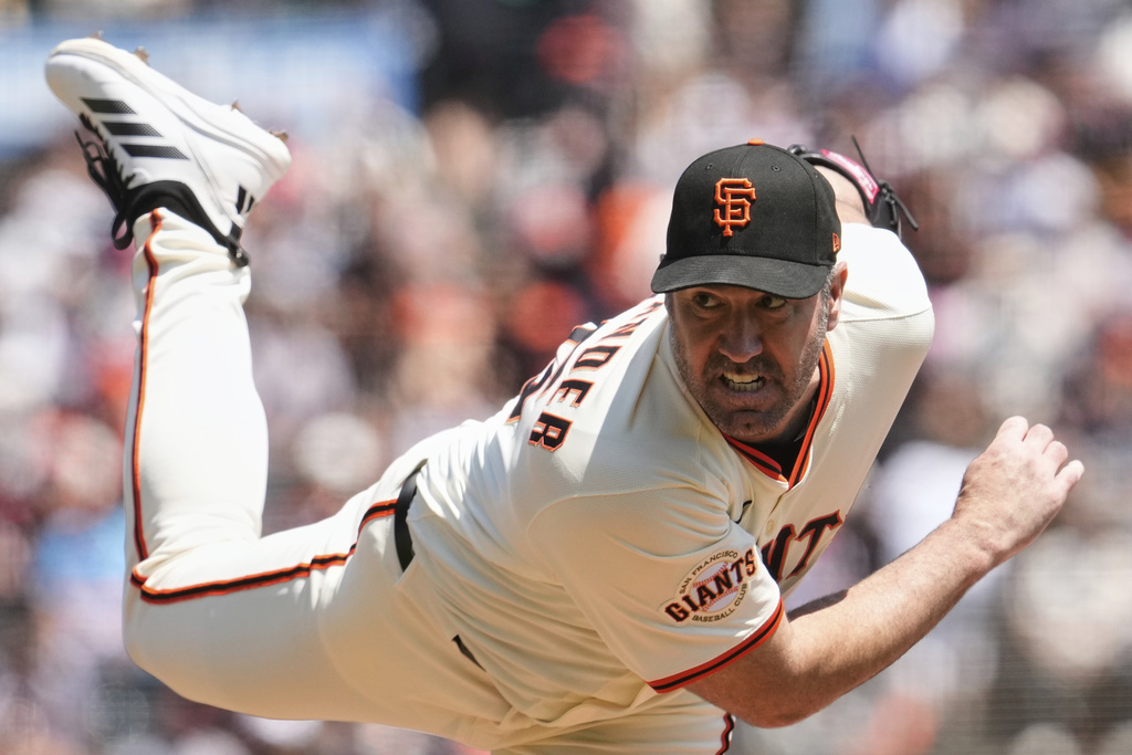 San Francisco Giants' Justin Verlander pitches to a Washington Nationals batter during the first inning of a baseball game, Sunday, Aug. 10, 2025, in San Francisco. (AP Photo/Godofredo A. Vásquez)
