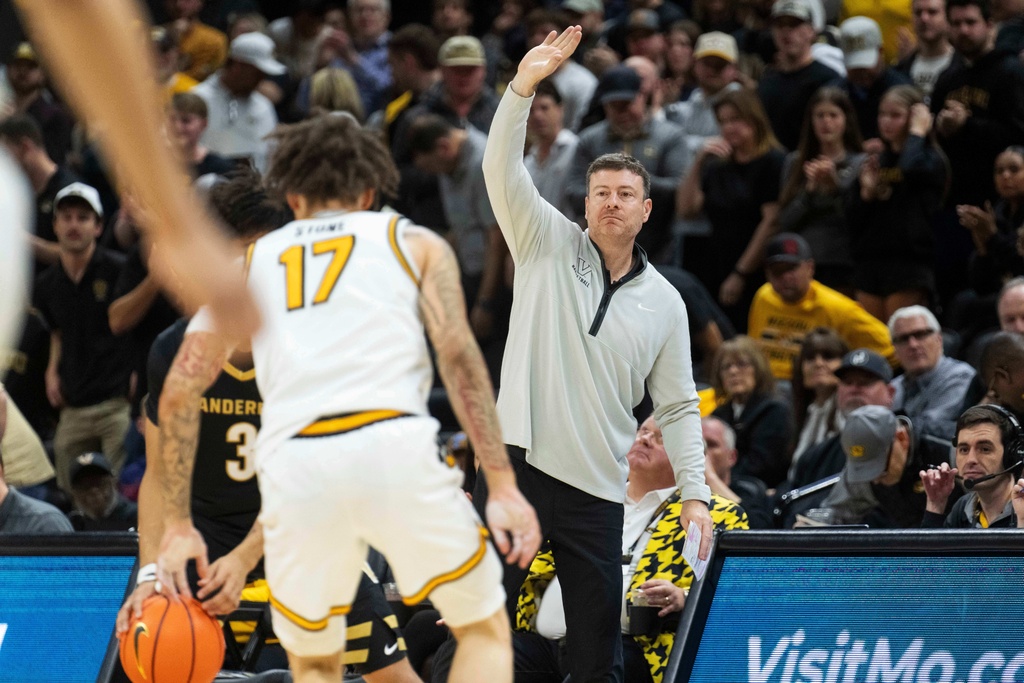 Vanderbilt head coach Mark Byington calls a play during the first half of an NCAA basketball game against Missouri Wednesday, Feb. 18, 2026, in Columbia, Mo. (AP Photo/L.G. Patterson)