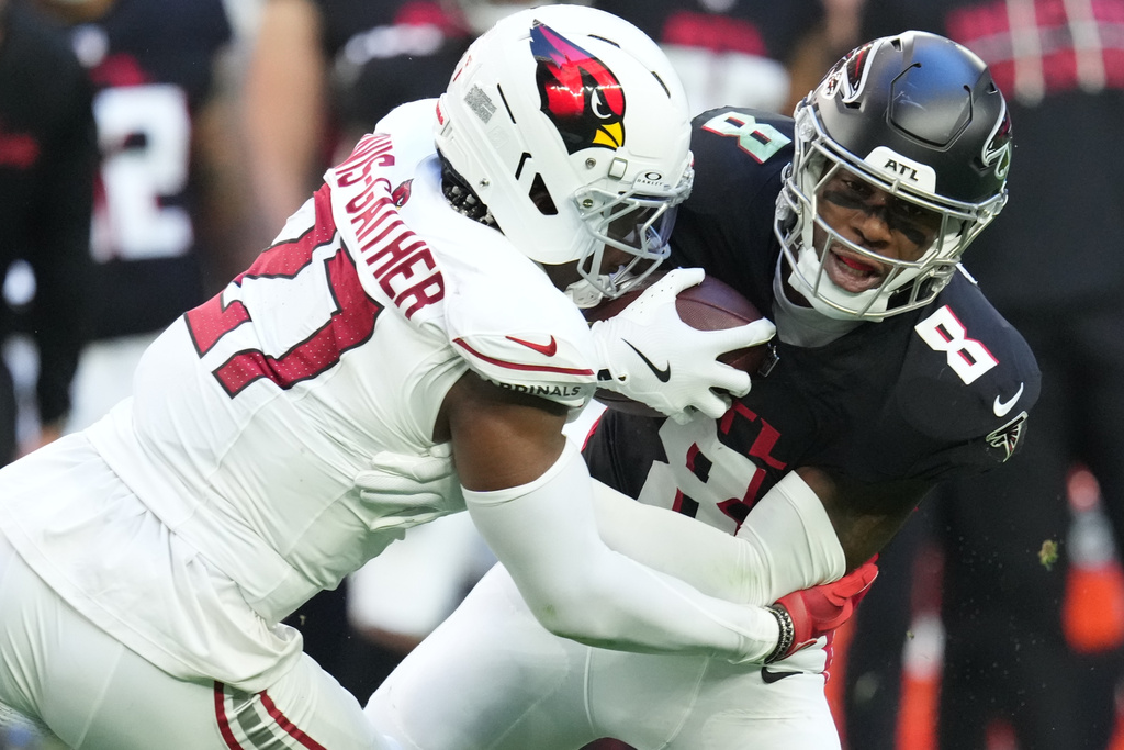 Atlanta Falcons tight end Kyle Pitts Sr. (8) makes the catch against Arizona Cardinals linebacker Akeem Davis-Gaither (27) during the first half of an NFL football game, Sunday, Dec. 21, 2025, in Glendale, Ariz. (AP Photo/Ross D. Franklin)