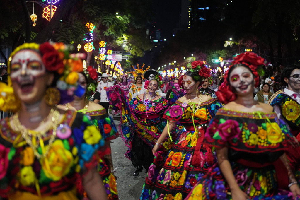 People take part in the annual Day of the Dead Catrina parade in Mexico City, Sunday, Oct. 26, 2025. (AP Photo/Claudia Rosel)