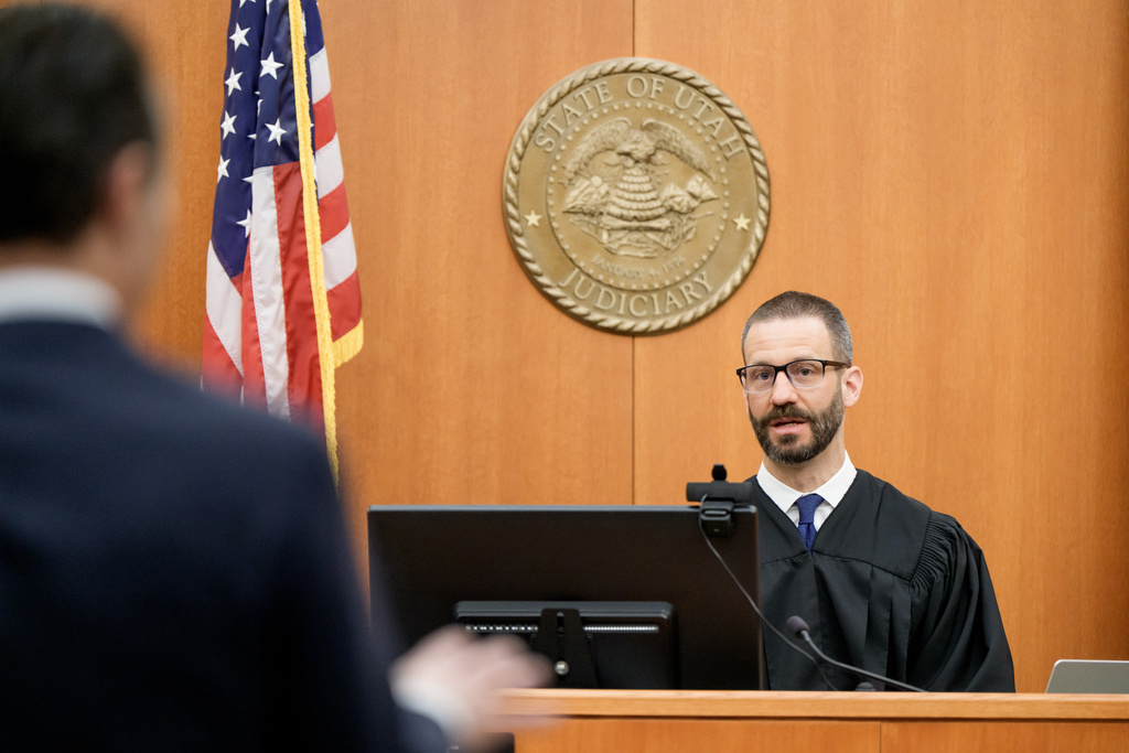 Judge Richard Mrazik, right, talks to Brad Bloodworth, chief prosecutor for Summit County, during the trial of Kouri Richins, a Utah mother accused of fatally poisoning her husband, at the Summit County Courthouse in Park City, Utah, Monday, Feb. 23, 2026. (AP Photo/Spenser Heaps, Pool)