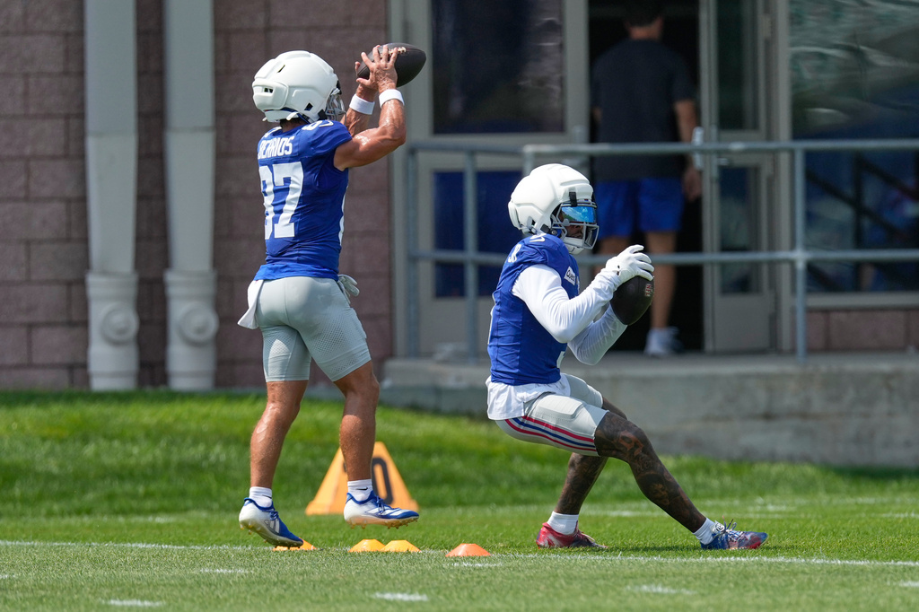 New York Giants' Odell Beckham Jr., right, and Braxton Berrios practice at the team's NFL football facilities in East Rutherford, N.J., Monday, Aug. 10, 2026. (AP Photo/Seth Wenig)