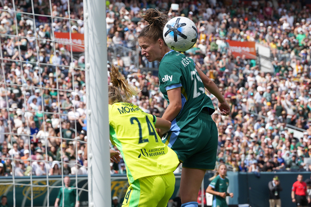 Denver Summit FC forward Melissa Kossler, right, tries to head the ball into the net as Washington Spirit defender Esme Morgan covers in the second half of an NWSL soccer match Saturday, March 28, 2026, in Denver. (AP Photo/David Zalubowski)