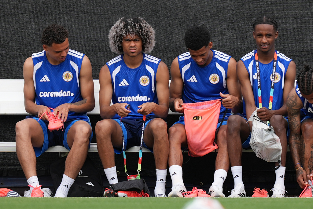 Curaçao's Tahith Chong, second left, and teammates prepare for a training for the national soccer team in Boca Raton, Fla.,Tuesday, June 9, 2026, ahead of the World Cup soccer tournament. (AP Photo/Rebecca Blackwell)