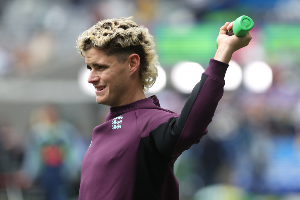 England's Jacob Bethell warms up before their Ashes cricket test match against Australia in Melbourne, Friday, Dec. 26, 2025. (AP Photo/Hamish Blair)