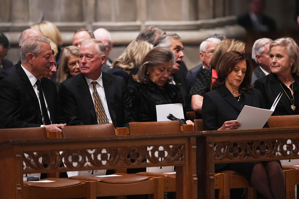 From left, former Vice Presidents Al Gore and Dan Quayle, Marilyn Quayle and former Vice President Kamala Harris, front right, and other invited guests, are seated before the funeral service for former Vice President Dick Cheney at the Washington National Cathedral, Thursday, Nov. 20, 2025 in Washington. (AP Photo/Matt Rourke)