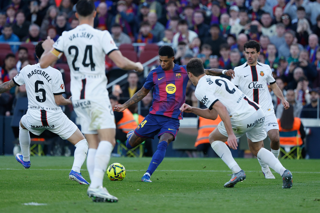 Barcelona's Marcus Rashford, center, attempts a shot on goal during the Spanish La Liga soccer match between Barcelona and Mallorca in Barcelona, Spain, Saturday, Feb. 7, 2026. (AP Photo/Joan Monfort)