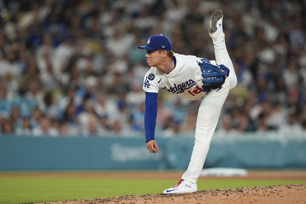 Los Angeles Dodgers starting pitcher Yoshinobu Yamamoto throws to the plate during the first inning of a baseball game against the San Francisco Giants, Thursday, Sept. 18, 2025, in Los Angeles. (AP Photo/Mark J. Terrill)
