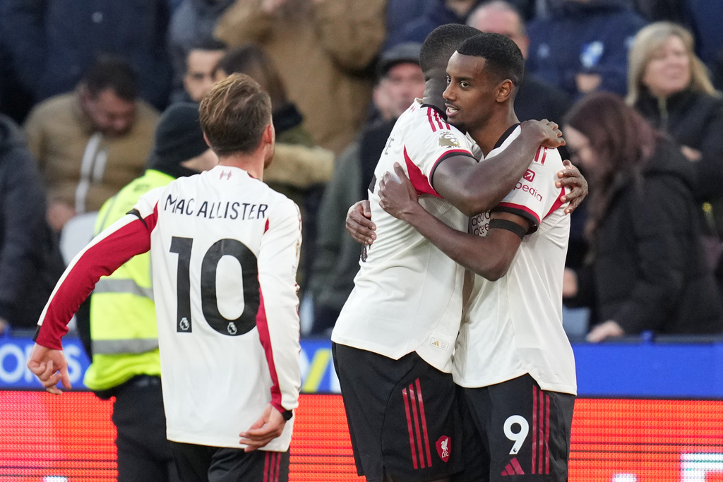 Liverpool's Alexander Isak, right, celebrates after scoring the opening goal during the English Premier League soccer match between West Ham United and Liverpool, in London, Sunday, Nov. 30, 2025. (AP Photo/Kirsty Wigglesworth)