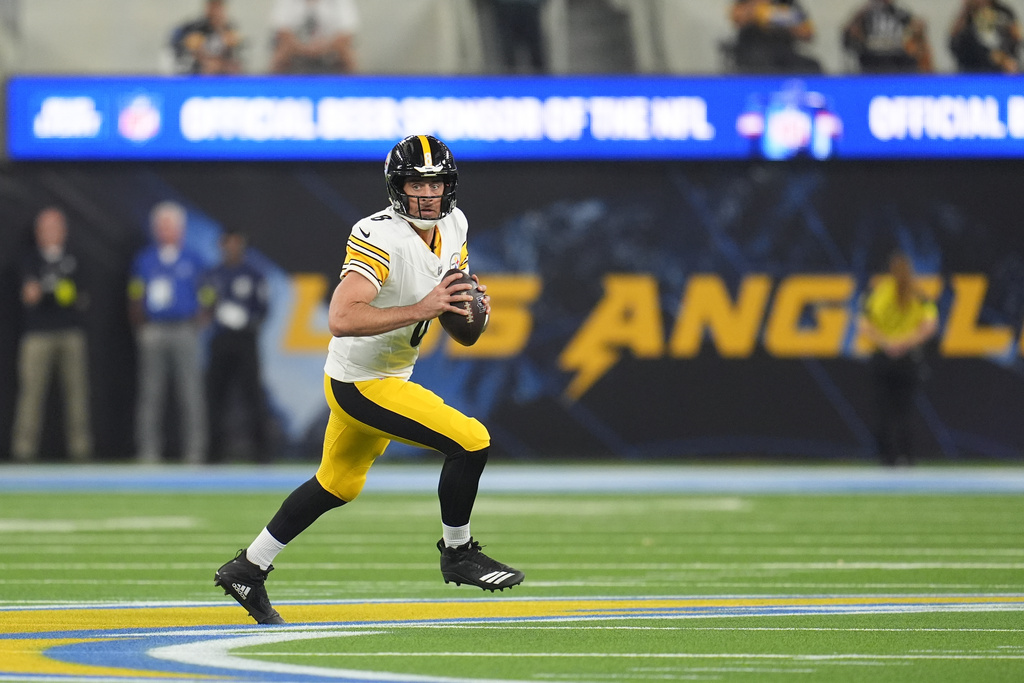 Pittsburgh Steelers quarterback Aaron Rodgers (8) pulls back to throw a pass during the first half of an NFL football game against the Los Angeles Chargers Sunday, Nov. 9, 2025, in Inglewood, Calif. (AP Photo/Marcio Jose Sanchez)
