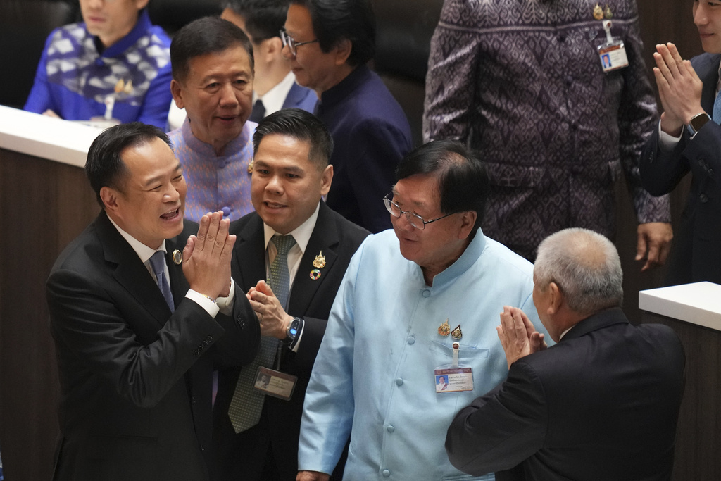 Leader of Bhumjai Thai Party Anutin Charnvirakul, left, talks to lawmakers at Parliament in Bangkok, Thailand, Friday, Sept. 5, 2025. (AP Photo/Sakchai Lalit)