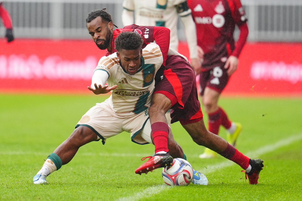 Toronto FC's Raheem Edwards, right, battles for the ball with Atlanta United's Matthew Edwards during the second half of an MLS soccer game in Toronto, Saturday, April 25, 2026. (Frank Gunn/The Canadian Press via AP)