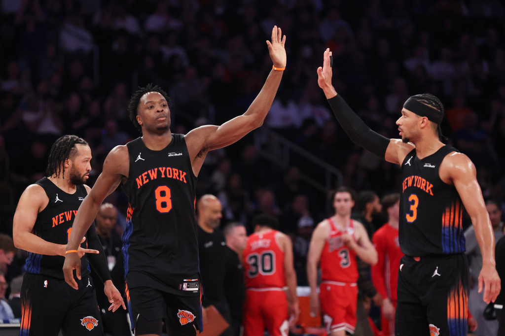 New York Knicks forward OG Anunoby (8) and teammate Josh Hart (3) high-five during the first half of an NBA basketball game against the Chicago Bulls, Friday, April 3, 2026, in New York. (AP Photo/Heather Khalifa)