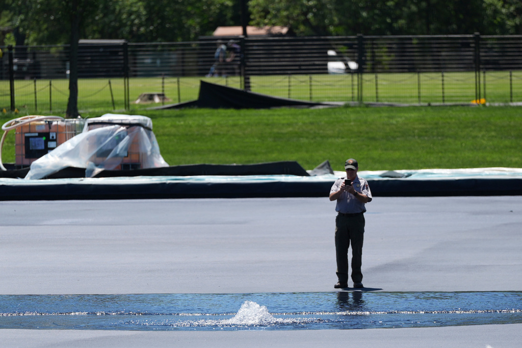 Work continues on the Lincoln Memorial Reflecting Pool, Thursday, June 4, 2026, in Washington. (AP Photo/Stephanie Scarbrough)