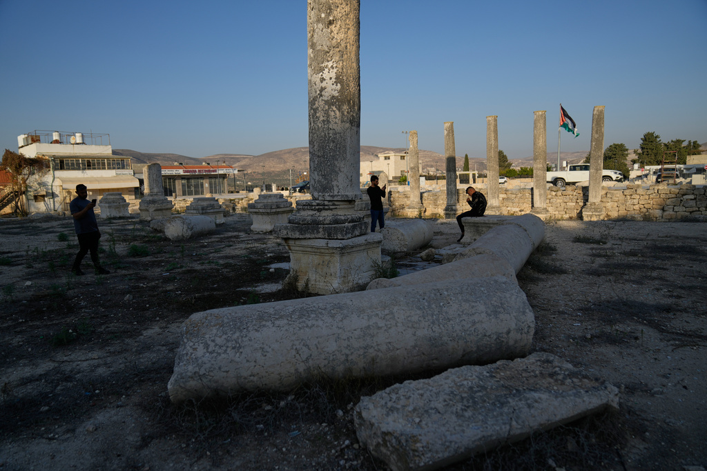Palestinians visit the Roman historical site in the West Bank town of Sebastia Thursday, Nov. 20, 2025. (AP Photo/Nasser Nasser)