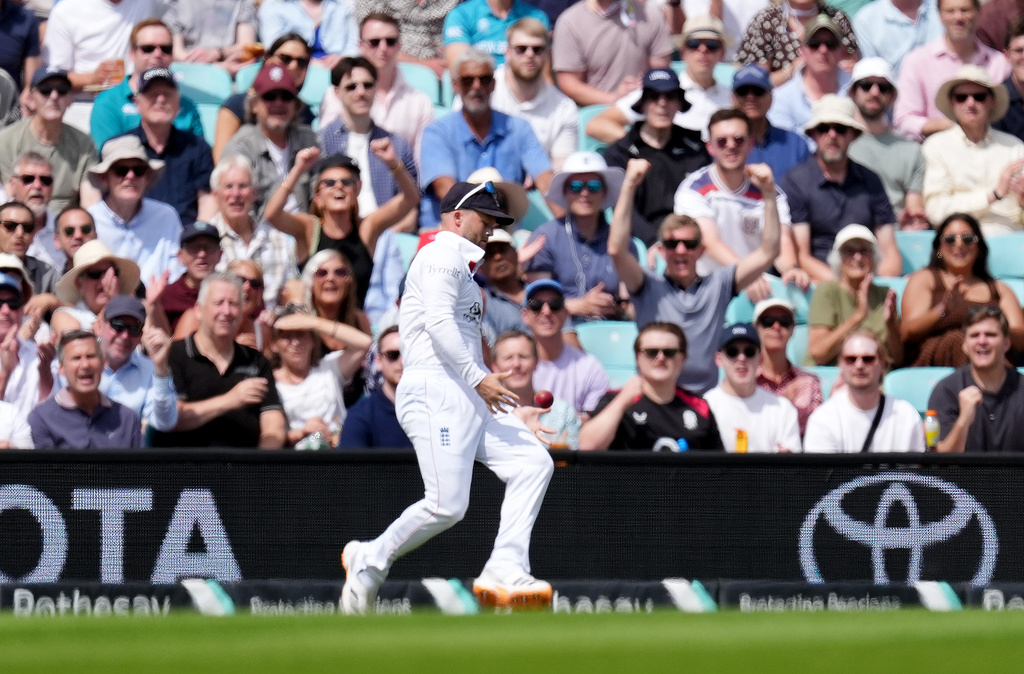 England's Ben Duckett drops the catch of New Zealand's Kyle Jamieson on day two of the second cricket test between England and New Zealand, at The Kia Oval, London, Thursday, June 18, 2026. (Ben Whitley/PA via AP)