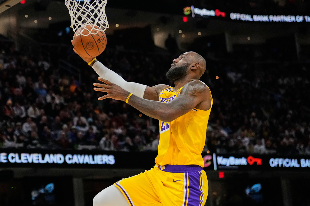 Los Angeles Lakers forward LeBron James goes to the basket in the second half of an NBA basketball game against the Cleveland Cavaliers in Cleveland, Wednesday, Jan. 28, 2026. (AP Photo/Sue Ogrocki)