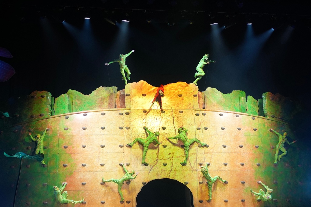 Acrobats from Cirque du Soleil rehearse for the show entitled 'Ovo' at The Royal Albert Hall, in London, Thursday, Jan. 8, 2026. (AP Photo/Kin Cheung)