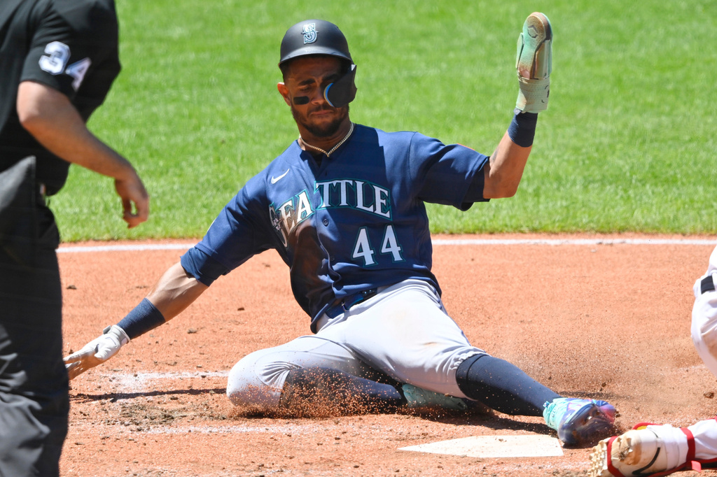 Seattle Mariners' Julio Rodríguez scores on an RBI double hit by teammate Josh Naylor during the third inning of a baseball game against the Cleveland Guardians, Sunday, June 28, 2026, in Cleveland. (AP Photo/David Richard)