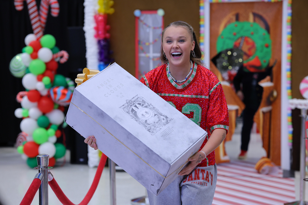 JoJo Siwa greets shoppers at Mall of America for Black Friday deals, Friday, Nov. 28, 2025, in Bloomington, Minn. (AP Photo/Adam Bettcher)