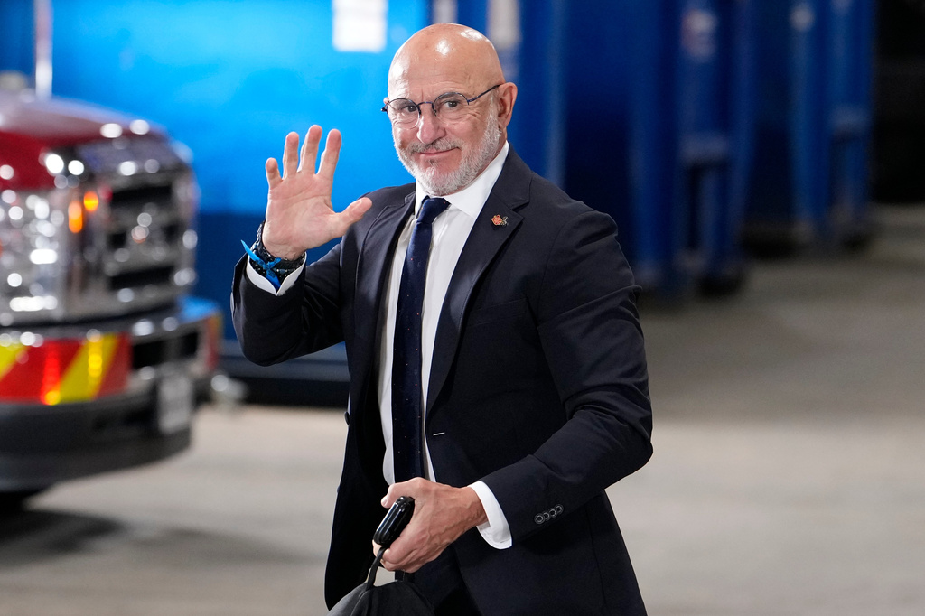 FILE - Spain head coach Luis de la Fuente arrives at the stadium before the World Cup semifinal soccer match between France and Spain in Arlington, Texas, near Dallas, Tuesday, July 14, 2026. (AP Photo/Tony Gutierrez, file)
