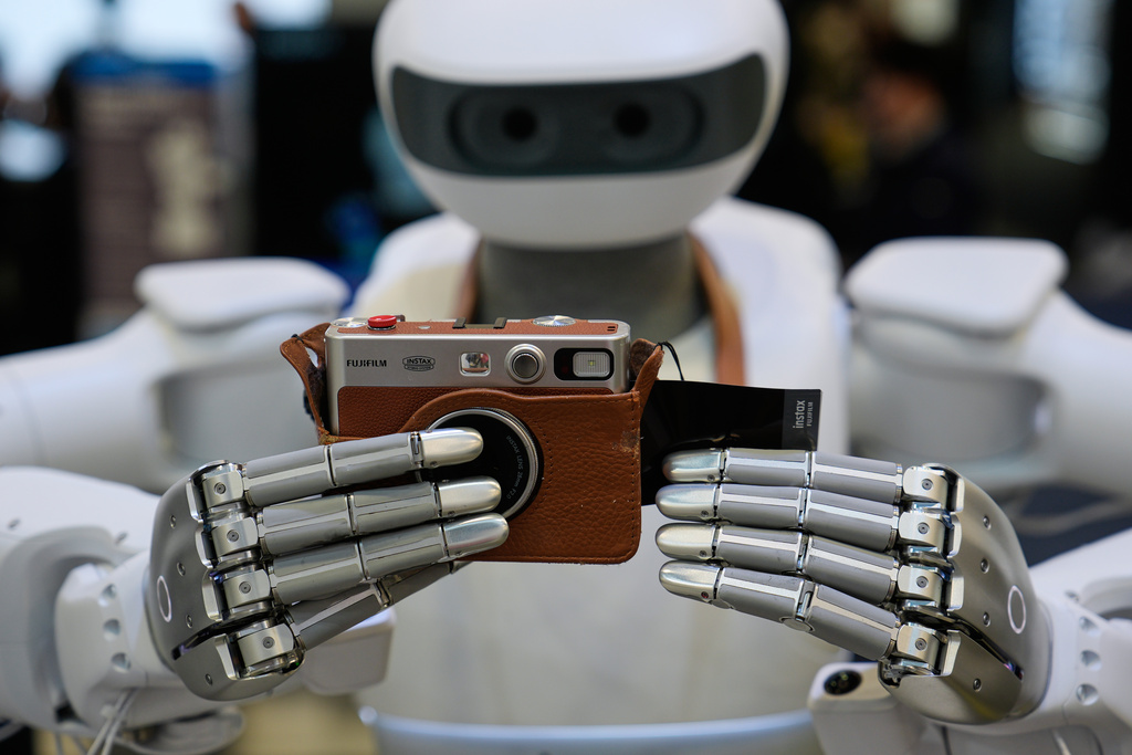 The Sharpa North robot uses a camera at the Sharpa booth during the CES tech show Wednesday, Jan. 7, 2026, in Las Vegas. (AP Photo/John Locher)