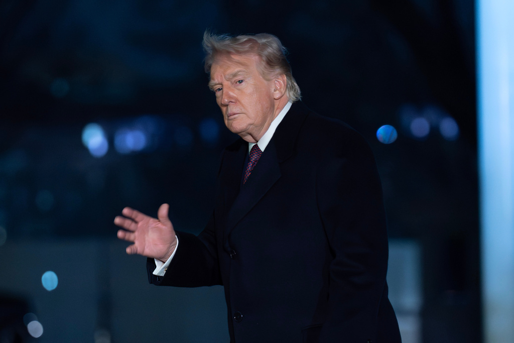 President Donald Trump gesture to the media as he walks on the South Lawn upon his arrival to the White House, Sunday, March 15, 2026, in Washington. (AP Photo/Jose Luis Magana)