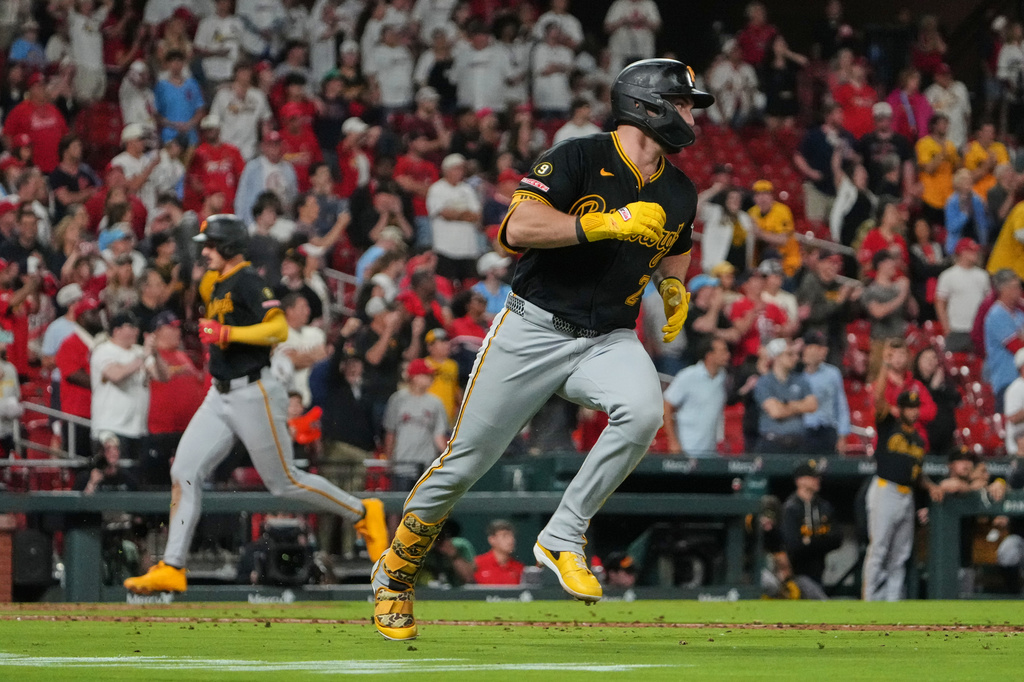 Pittsburgh Pirates' Spencer Horwitz, right, heads to first on an RBI single as teammate Konnor Griffin, left, scores during the ninth inning of a baseball game against St. Louis Cardinals Tuesday, May 19, 2026, in St. Louis. (AP Photo/Jeff Roberson)