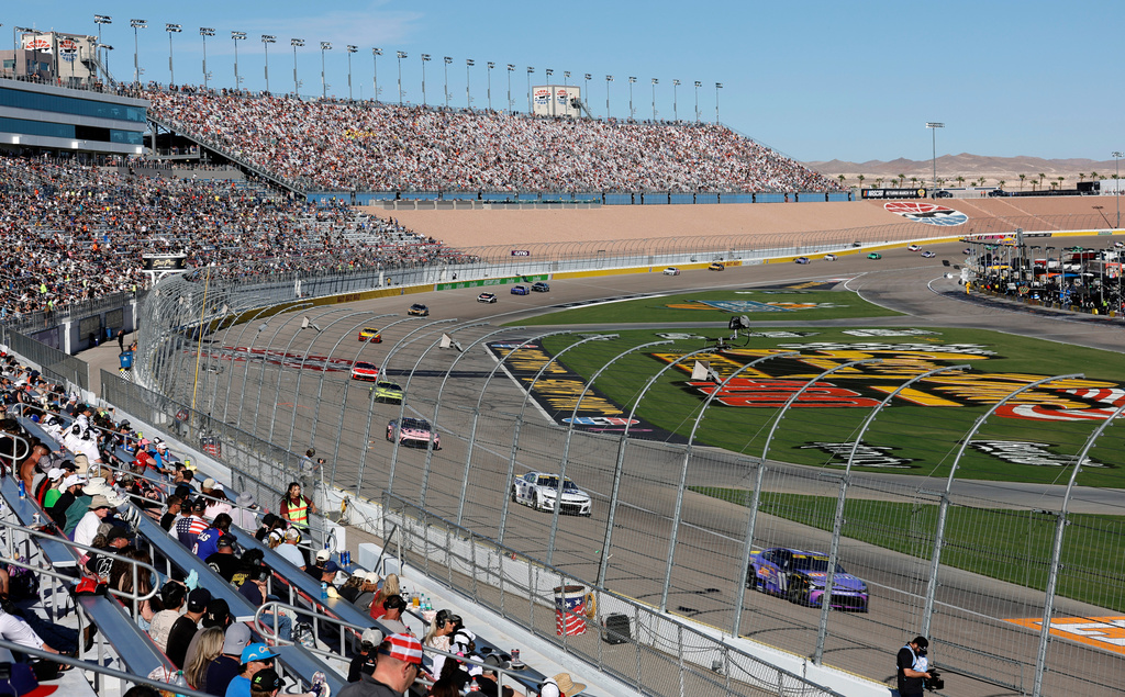 Drivers, including Denny Hamlin, lower right, compete on the front straightaway during a NASCAR Cup Series auto race Sunday, Oct. 12, 2025, in Las Vegas. (AP Photo/Steve Marcus)