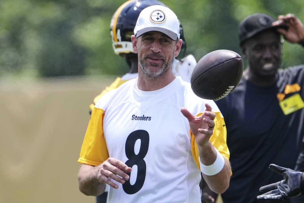 FILE - Pittsburgh Steelers quarterback Aaron Rodgers (8) looks on during practice at NFL football minicamp, Tuesday, June 10, 2025, in Pittsburgh. (AP Photo/Gene J. Puskar, File)