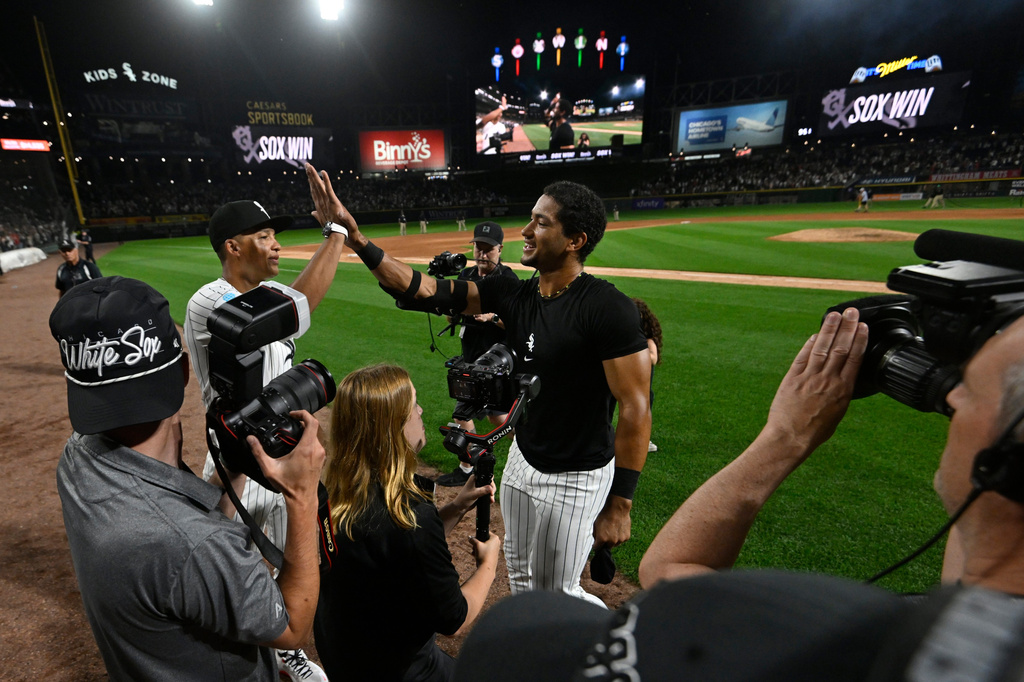 Chicago White Sox's Braden Montgomery, right, celebrates with manager Will Venable, left, after hitting a walk-off two-run home run in the 10th inning of a baseball game to defeat the Atlanta Braves in Chicago, Tuesday, June 9, 2026. (AP Photo/Paul Beaty)